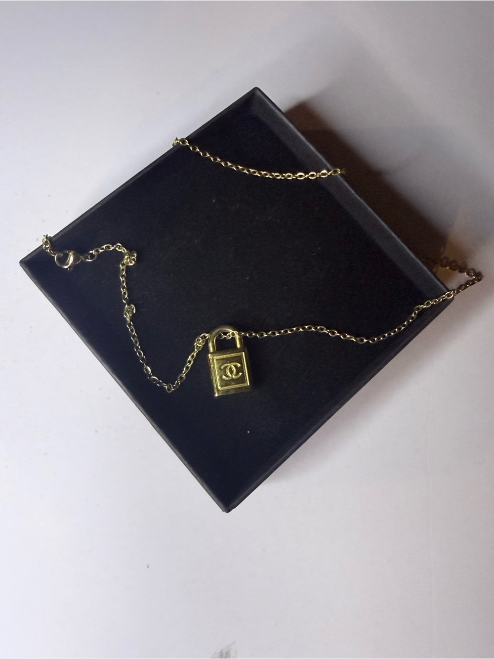 Source Unknown Gold Padlock Logo Pendant Necklace - Picture 2 of 4